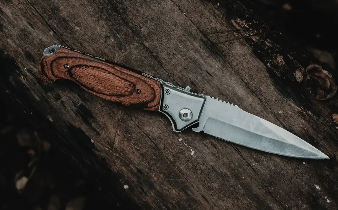 Couteau de bushcraft posé sur un billot